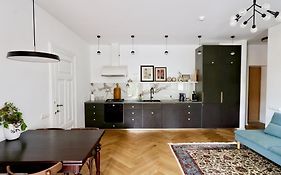 New! Warm And Cosy Apartment With Private Entrance And Parking In A City Center